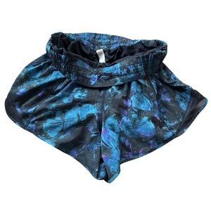 lululemon Hotty Hot Short II Long 4"
Floral Shift Blue Black Size 6
